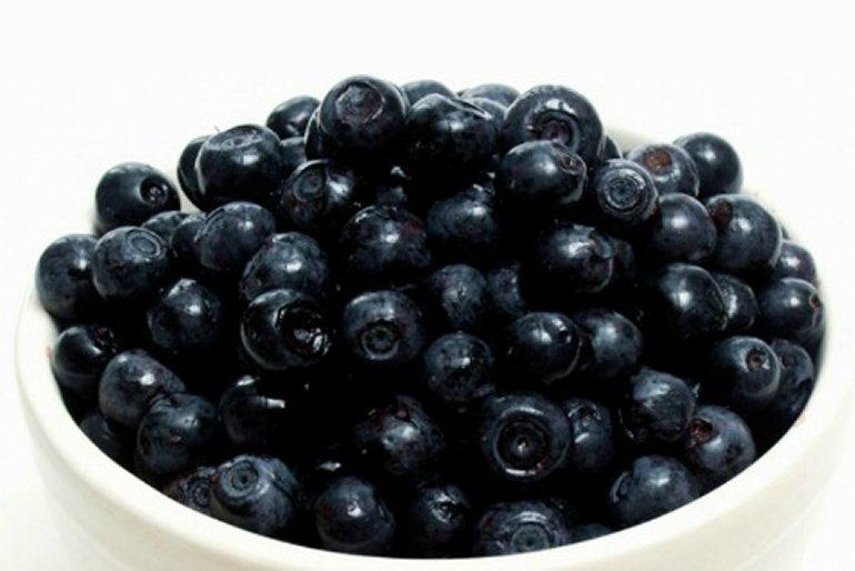 Fresh blueberries in a white ceramic bowl