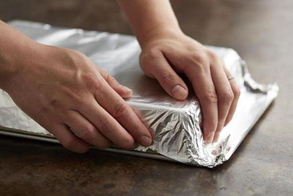 Applying aluminum foil to the baking pan