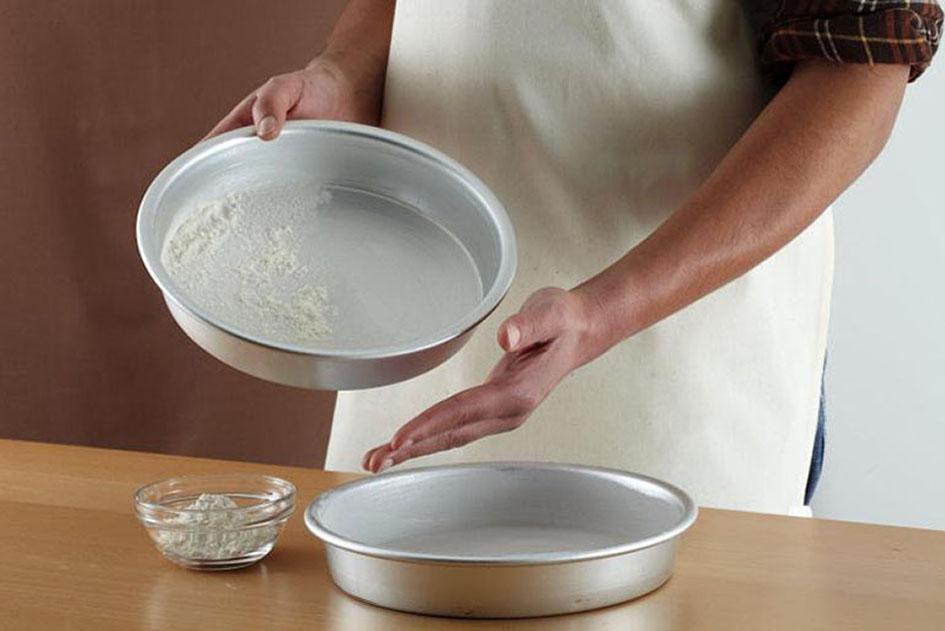 Greasing the cake pan with flour