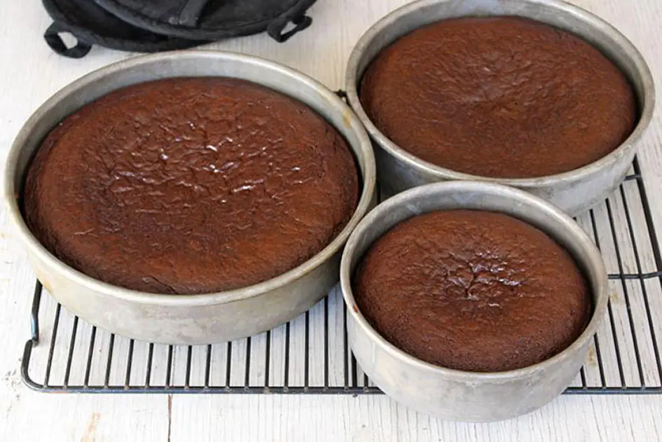 Cooling down cake layers in pan on wire cooling racks